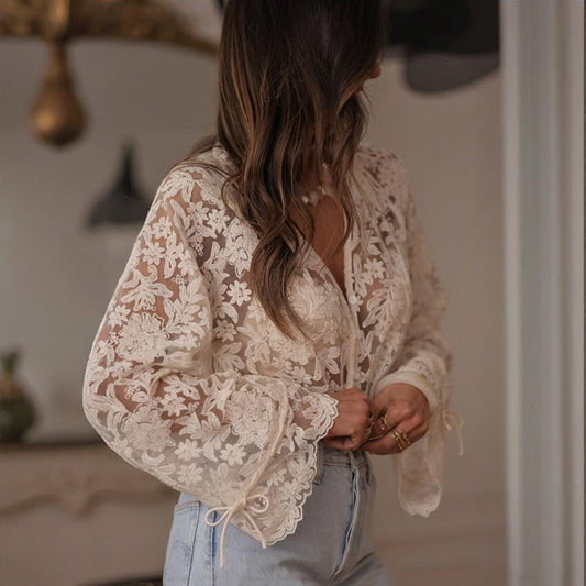 Blusa bohemia con cuello en V y encaje bordado