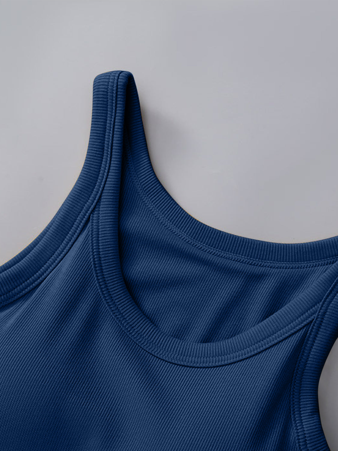 Camiseta sin mangas de cuello redondo con sujetador