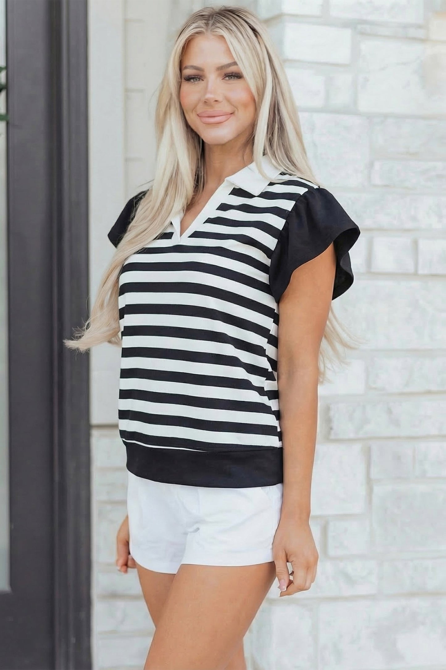 Blusa rosa a rayas con cuello en V y manga corta con volantes