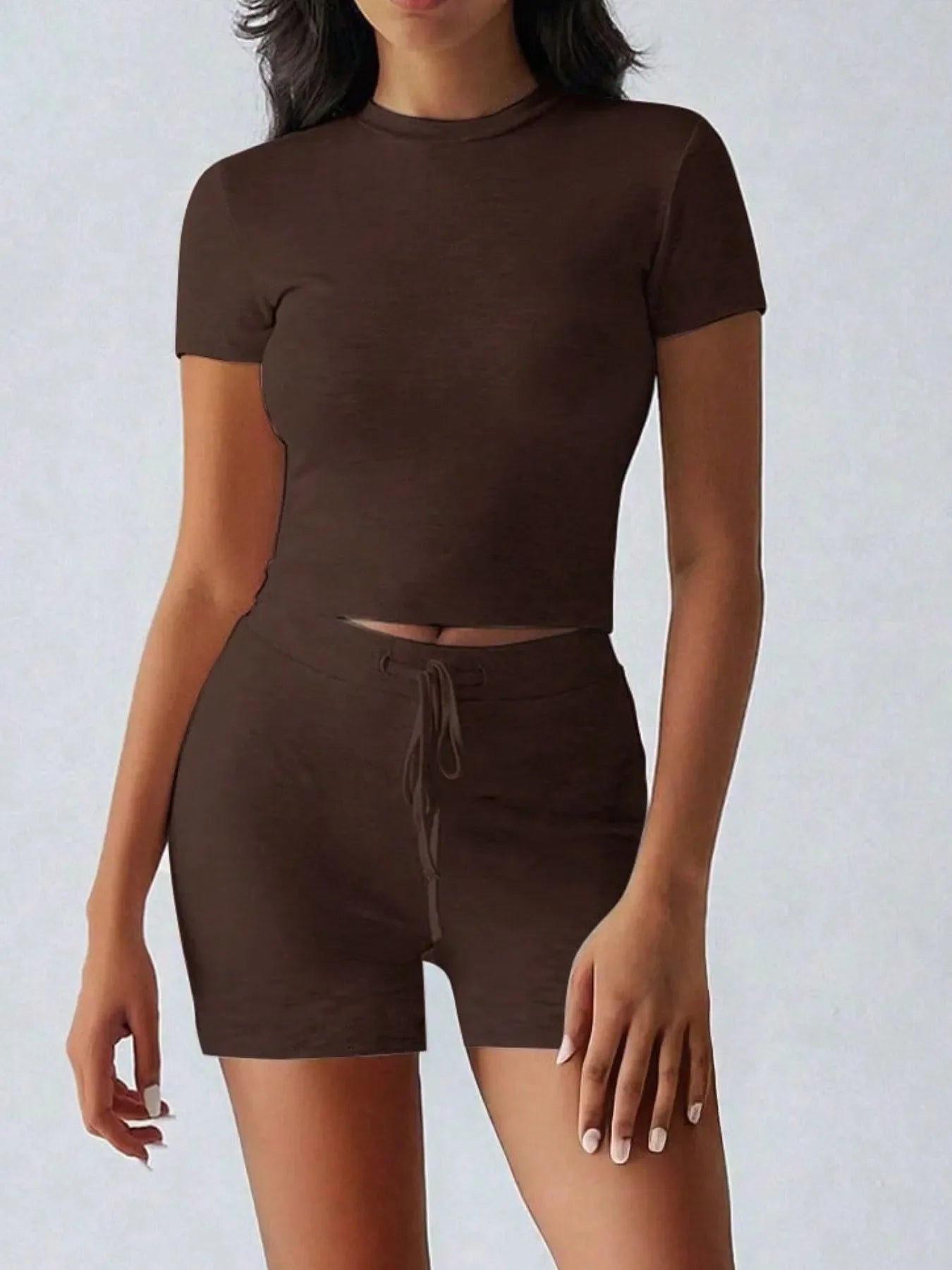 Conjunto de top de manga corta con cuello redondo y shorts