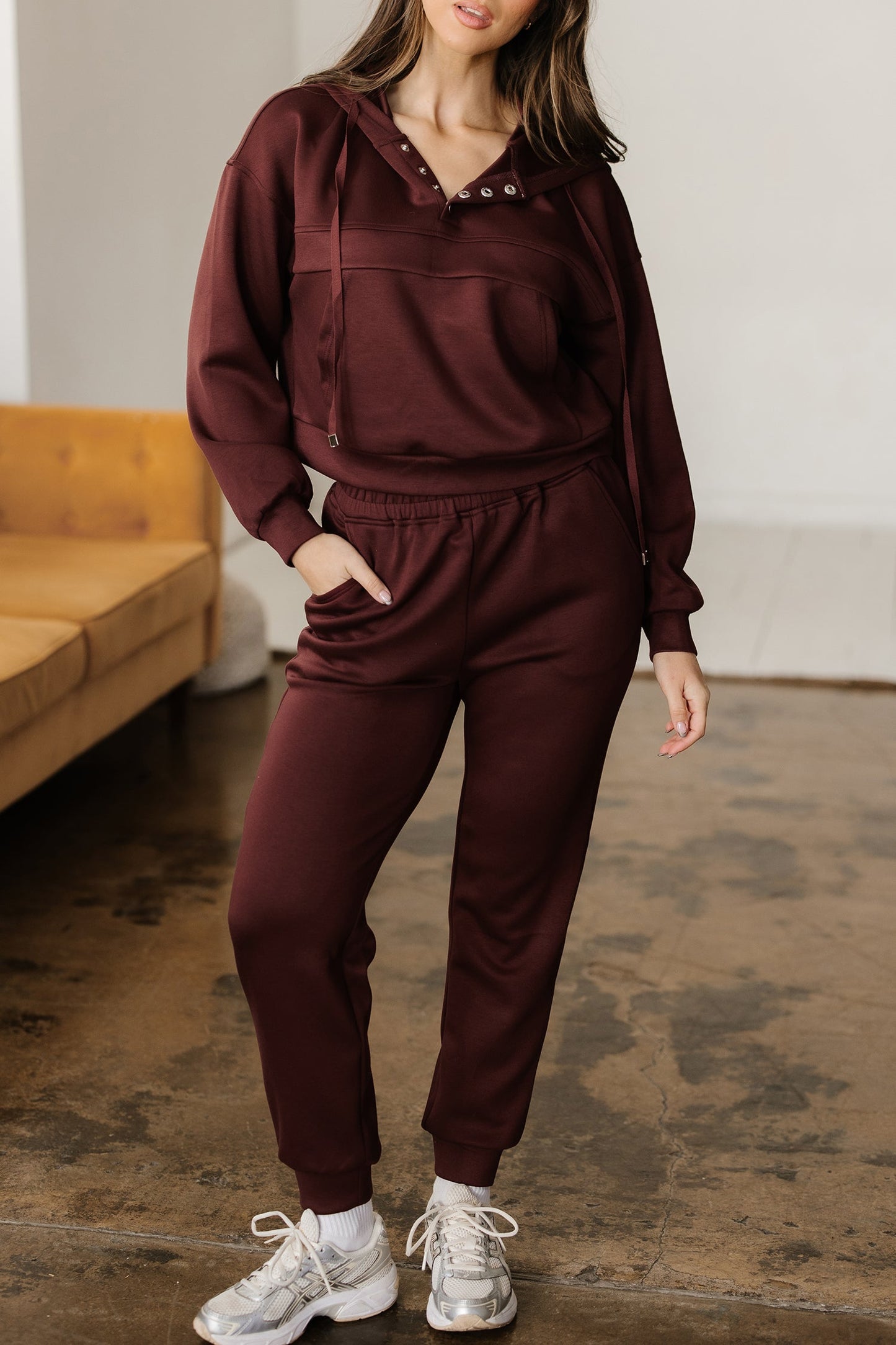 Conjunto de 2 piezas de Sudadera Corta con Capucha, Cordón, Botones y Jogger color café de achicoria