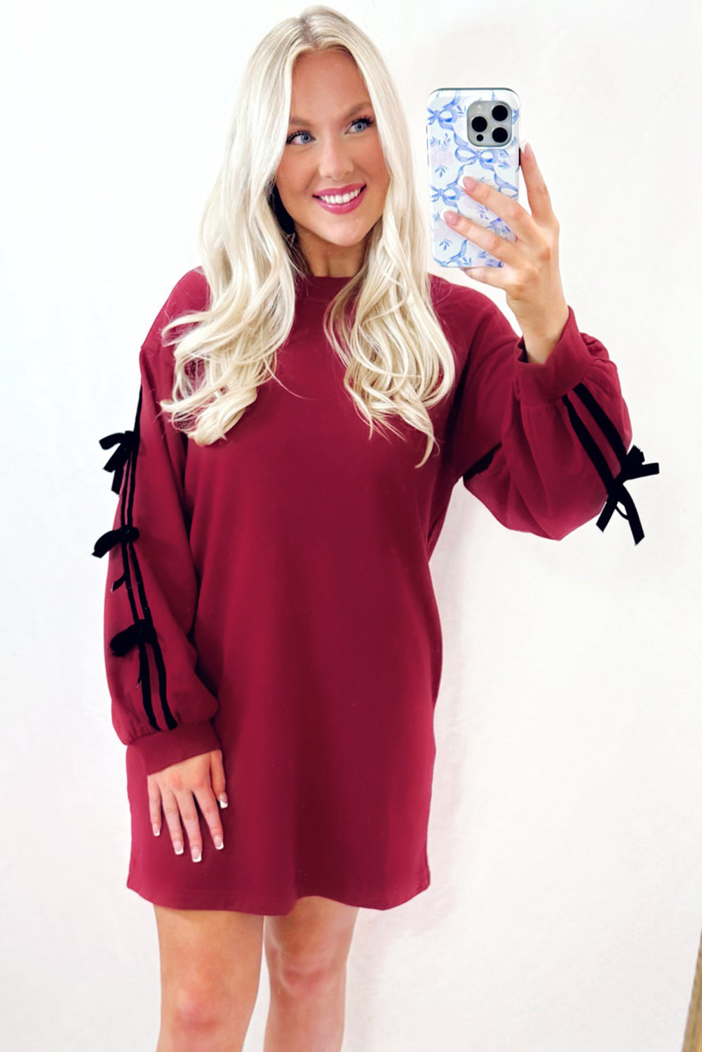 Vestido sudadera con bolsillos, detalle de lazo y hombros caídos en rojo carreras con rayas en contraste