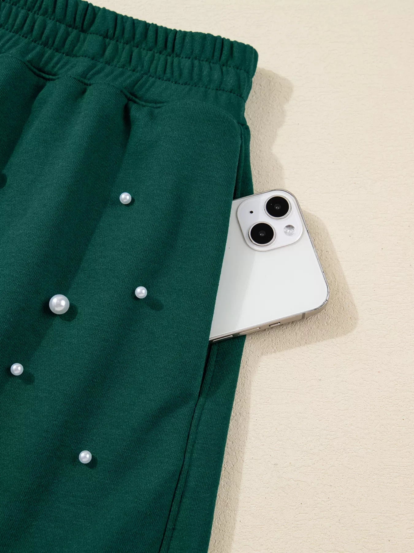 Conjunto de minifalda de cintura elástica y jersey con hombros caídos adornado con perlas