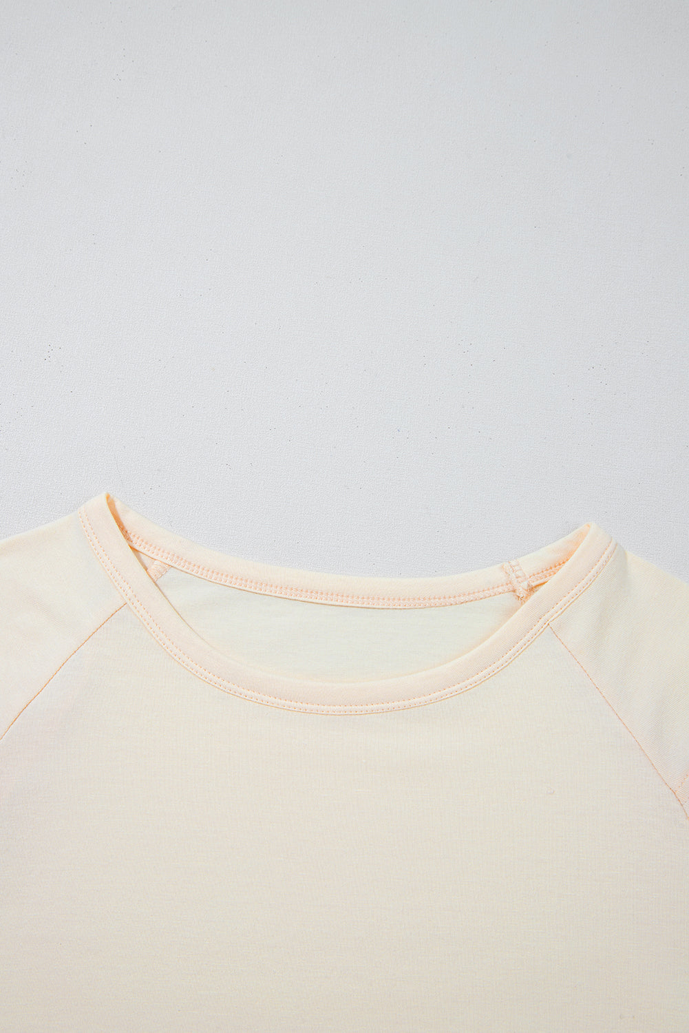 Camiseta blanca de manga corta y cuello redondo con bloques de color