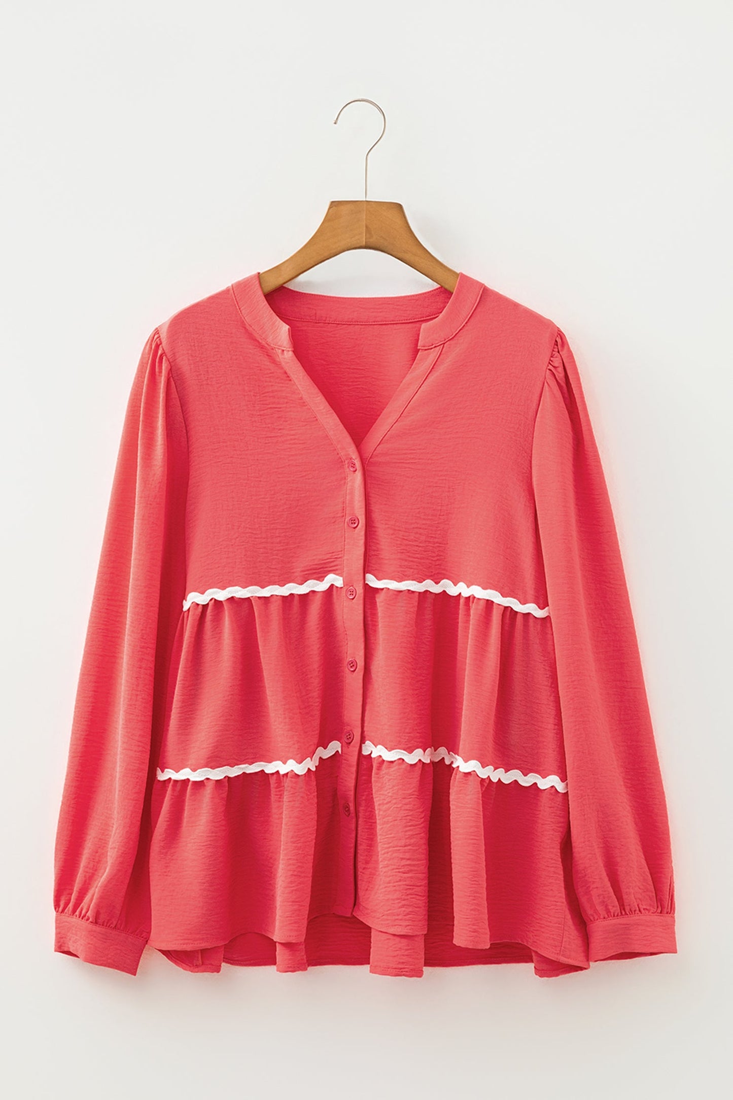 Camisa de manga larga con botones, cuello en V y ribete de ricrac en contraste color coral