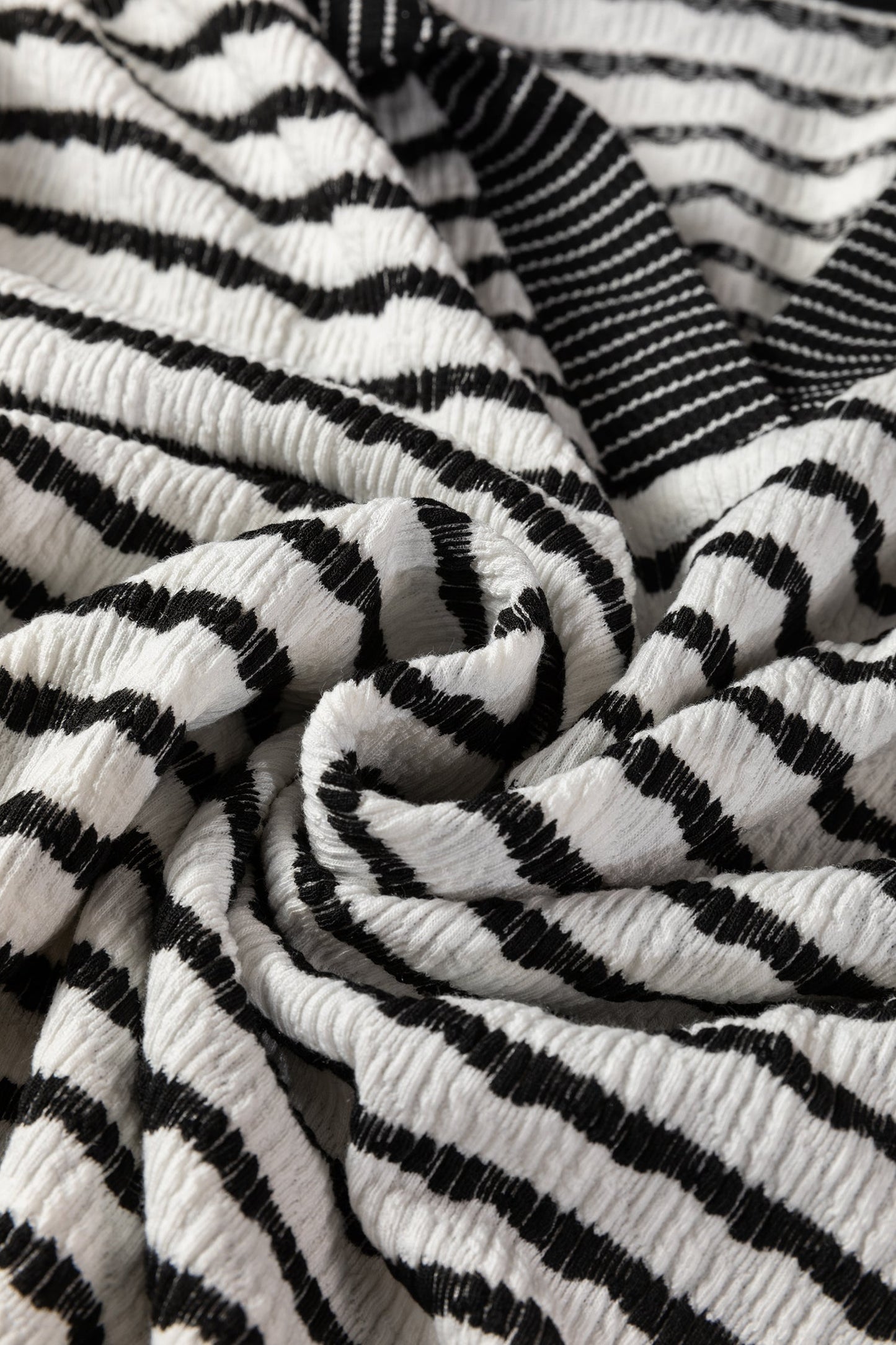 Conjunto de suéter con cuello a rayas blancas y pantalón con cordón
