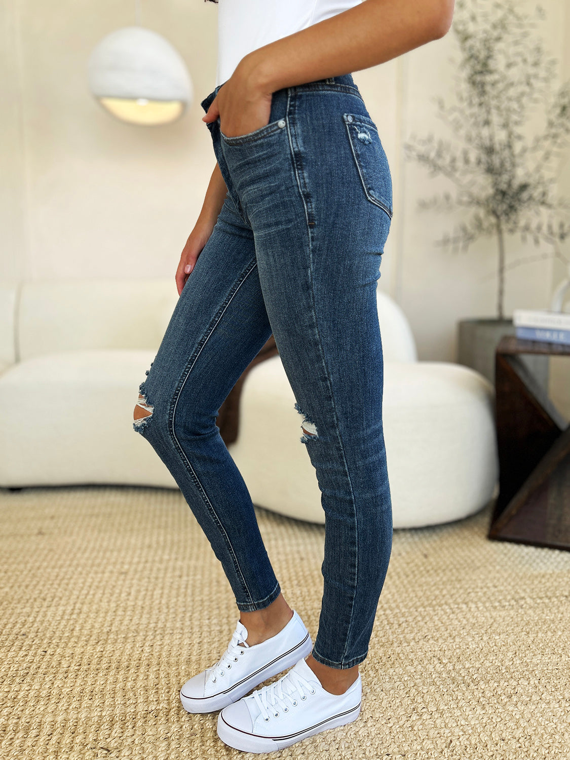 Jeans ajustados Judy Blue de tiro medio, talla completa, estilo desgastado
