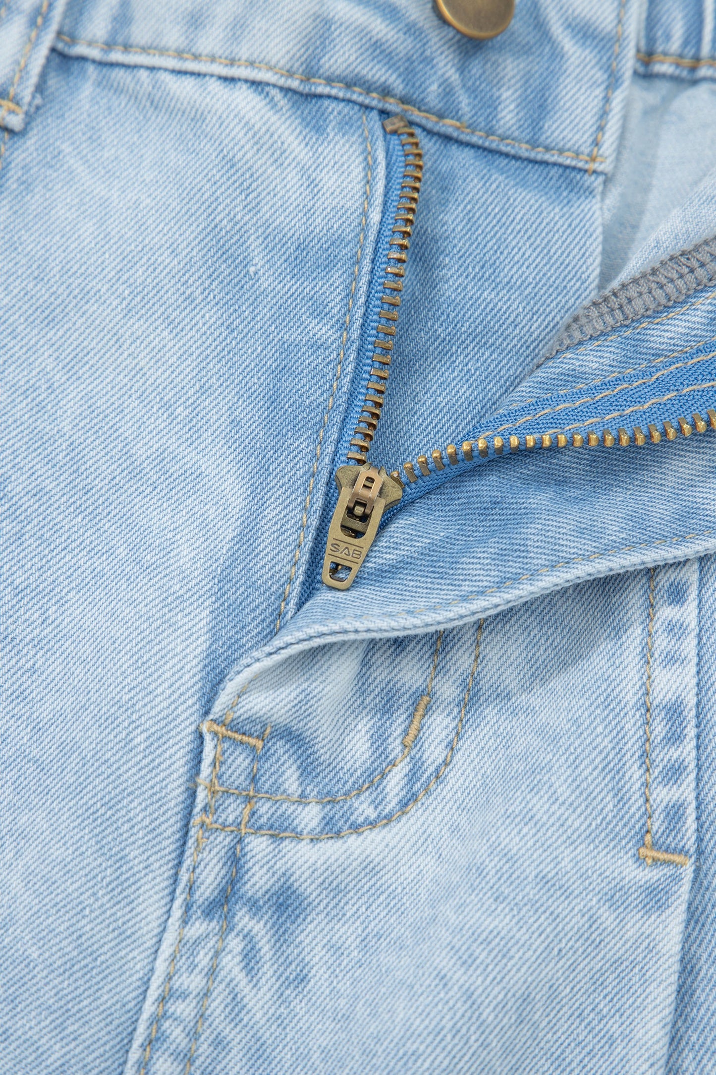 Jeans anchos Beau Blue con aberturas laterales, detalles de tachuelas y bajos deshilachados