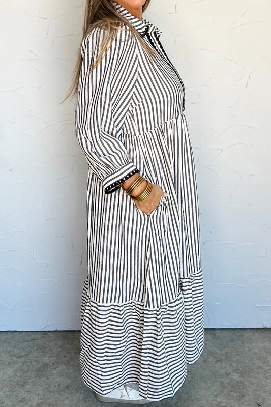 Vestido largo con cuello de camisa, media botonadura, manga 3/4, ribete festoneado y raya negra