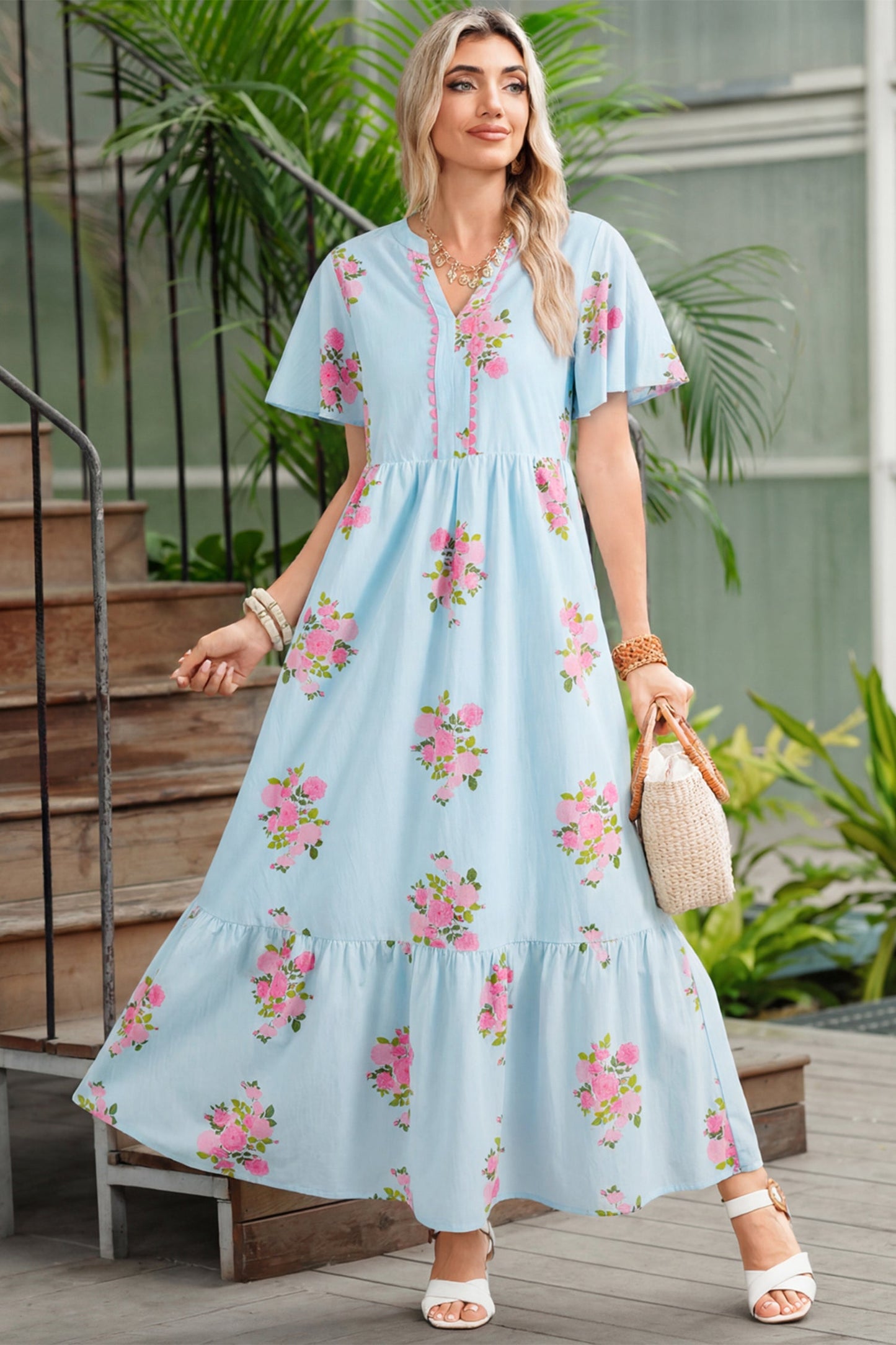 Vestido maxi con estampado floral, manga corta con volantes y cuello con muesca en azul cielo
