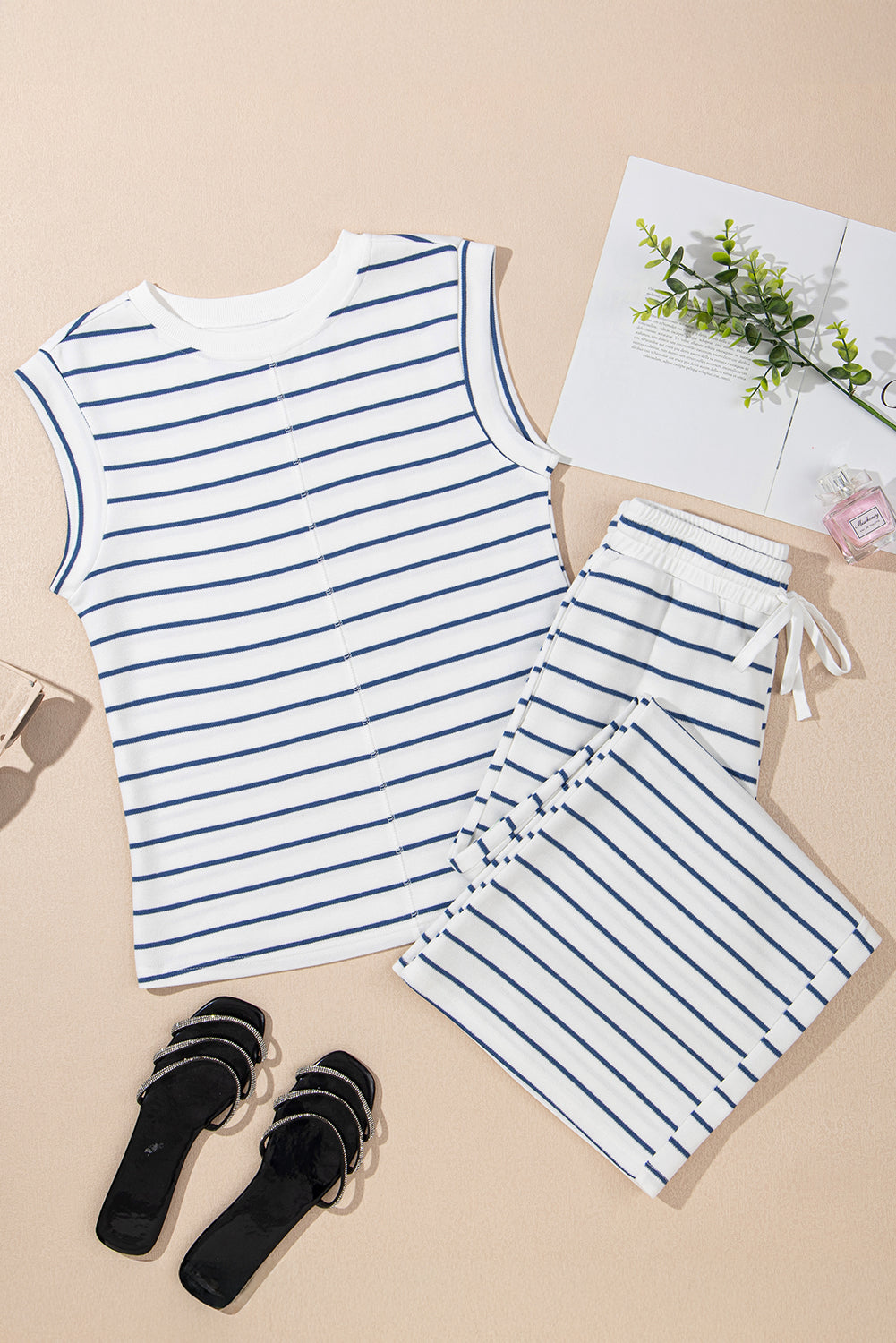 Conjunto de camiseta a rayas informal azul marino y pantalones anchos