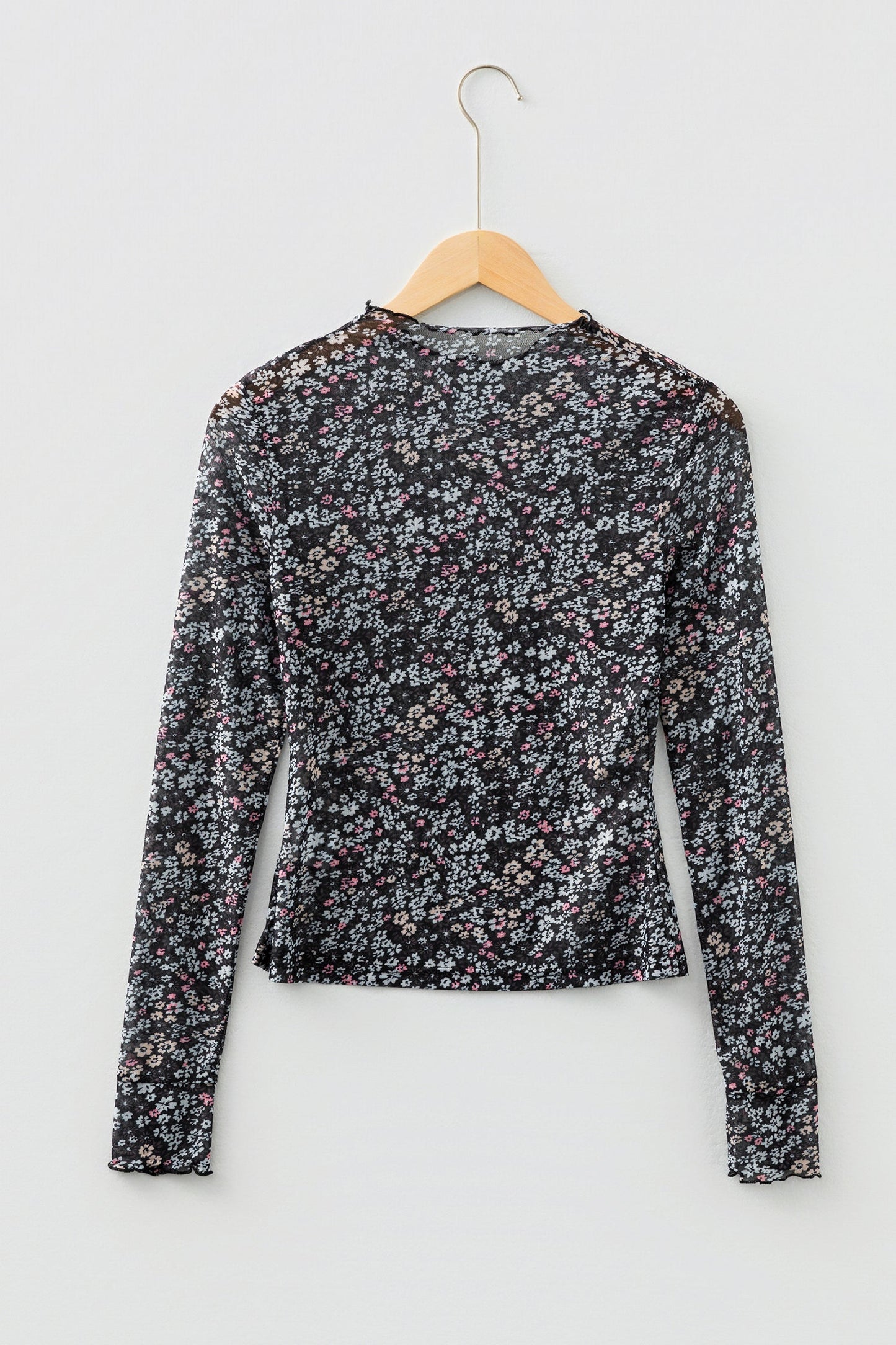 Top ajustado de malla con estampado floral pequeño y orificio para el pulgar
