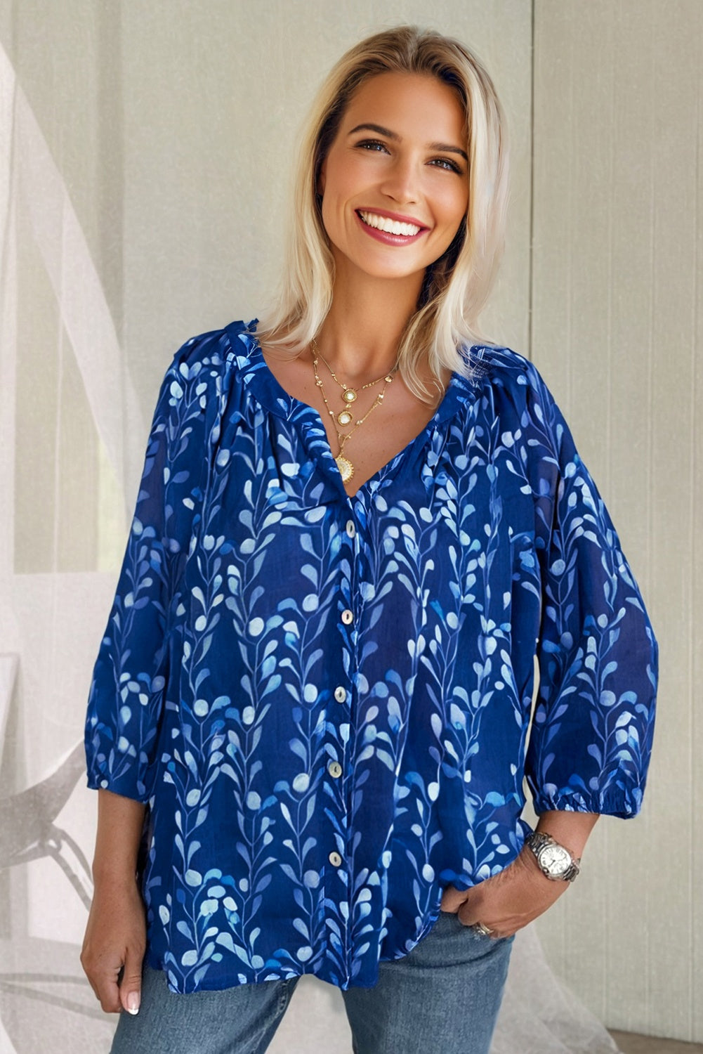 Blusa de manga tres cuartos con estampado botánico azul y cuello con escote en V