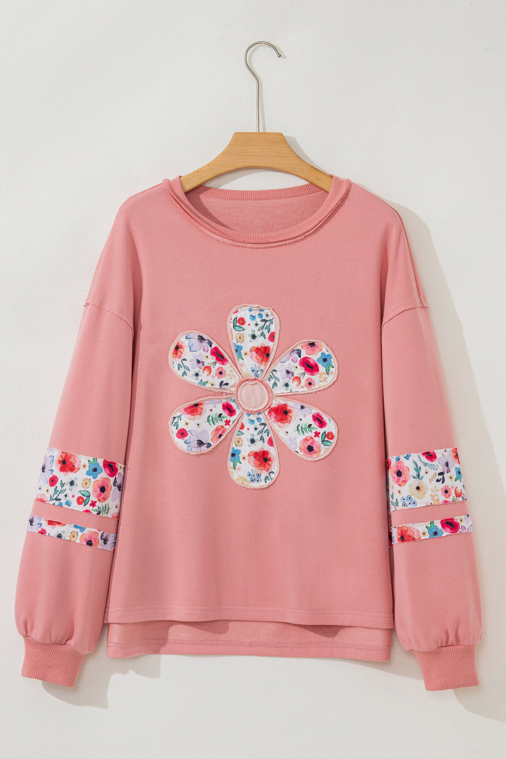 Sudadera con cuello redondo, manga caída y aplique de flor de melocotón en patchwork