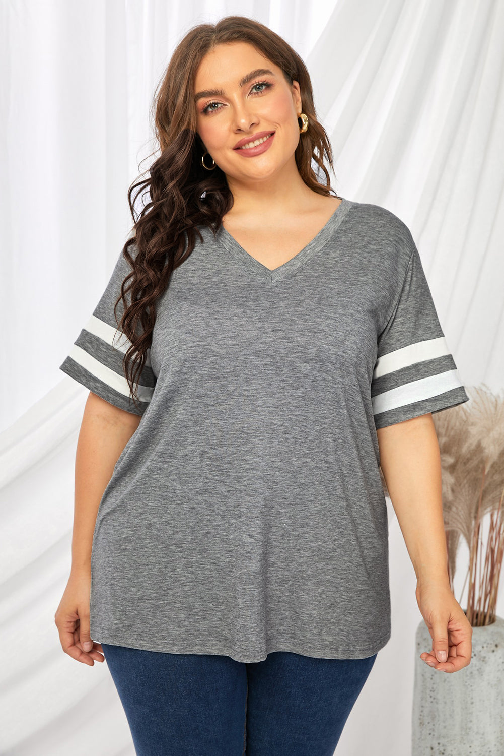Camiseta de talla grande con cuello de pico a rayas. Consulta la tabla de tallas en "más detalles"