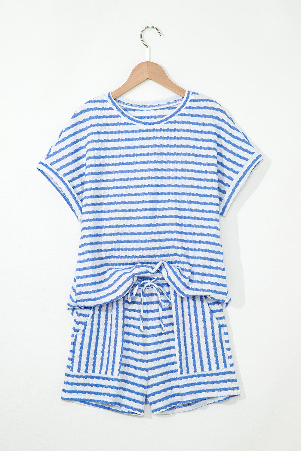 Conjunto de camiseta de manga corta de punto a rayas azul cielo y shorts con cordón