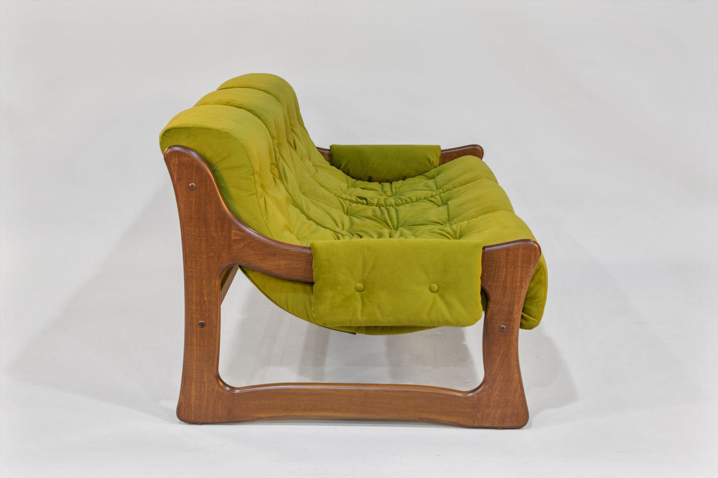 Sofá – Chronicle Cypress con brazos de madera noble a elegir (Tinte Nogal)