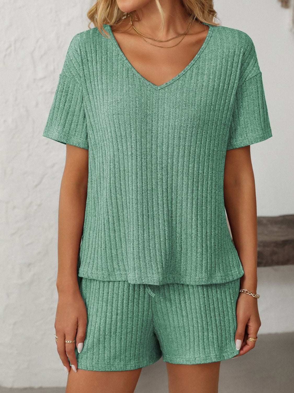 Conjunto de top de manga corta con cuello en V y shorts Mandy