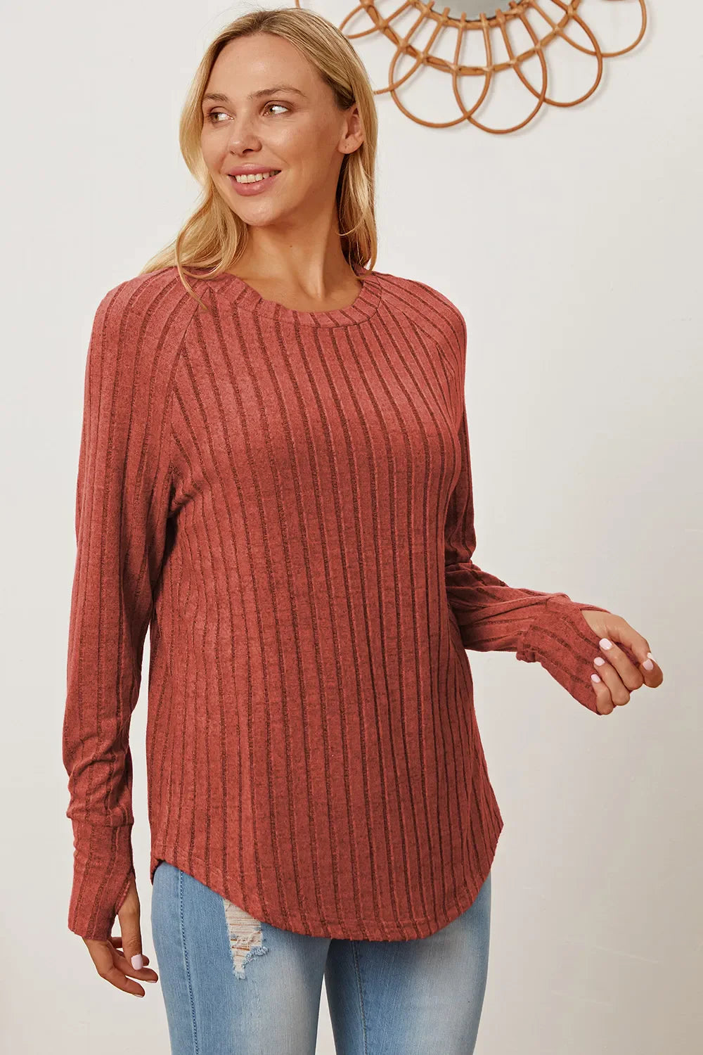 Camiseta básica de canalé con manga de orificio para pulgar y de talla completa para mujer