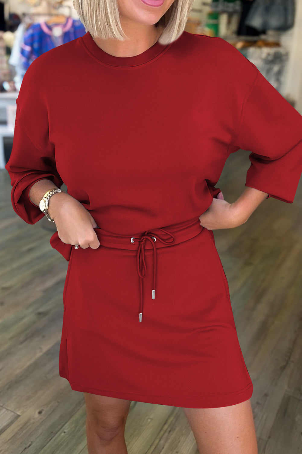 Conjunto de falda corta con cordón, jersey de hombros caídos y color liso café