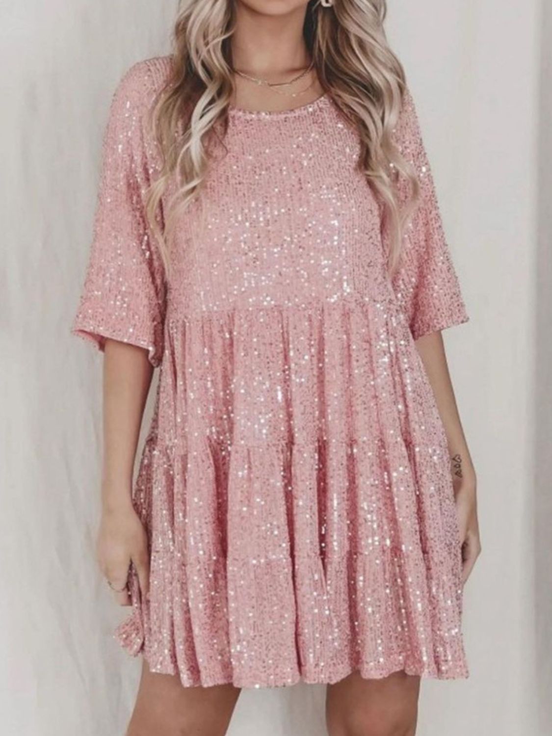 Minivestido de lentejuelas de cuello redondo y manga corta