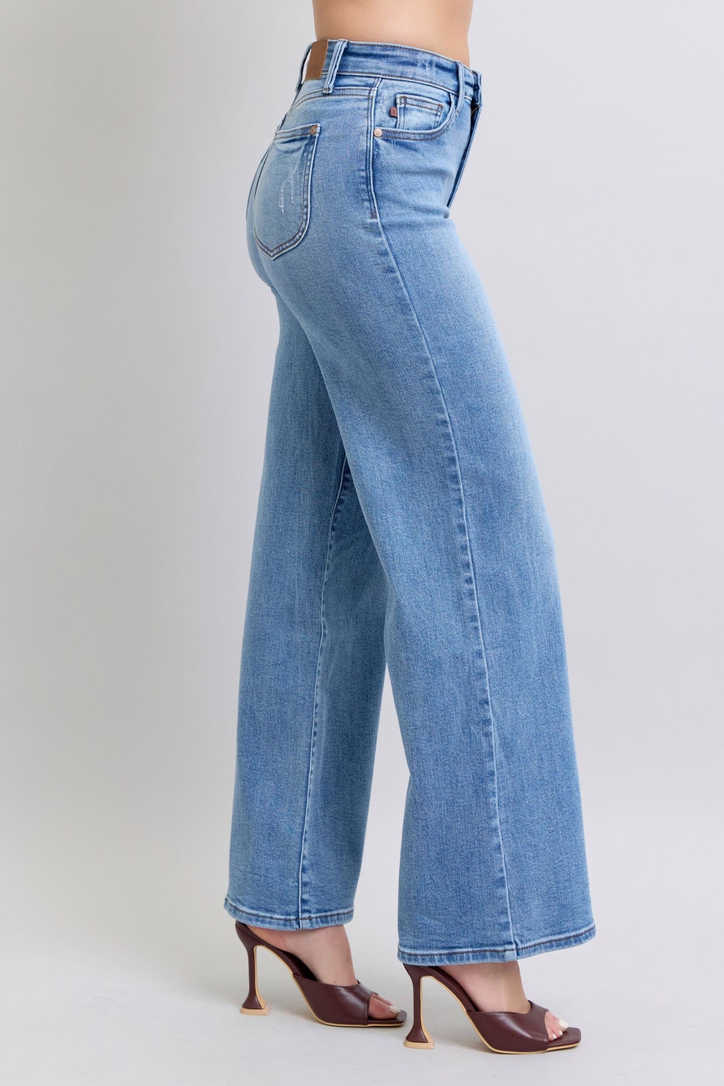 Jeans Judy Blue de talla grande de pernera ancha con bolsillos
