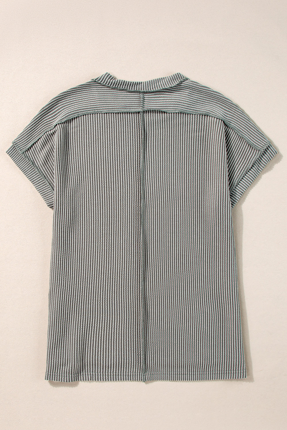 Camiseta blanca de punto acanalado arrugado con cuello redondo