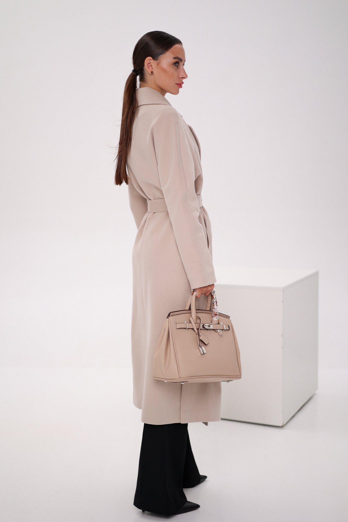 Abrigo envolvente de lana y cachemira Cambridge Comfort en color nude