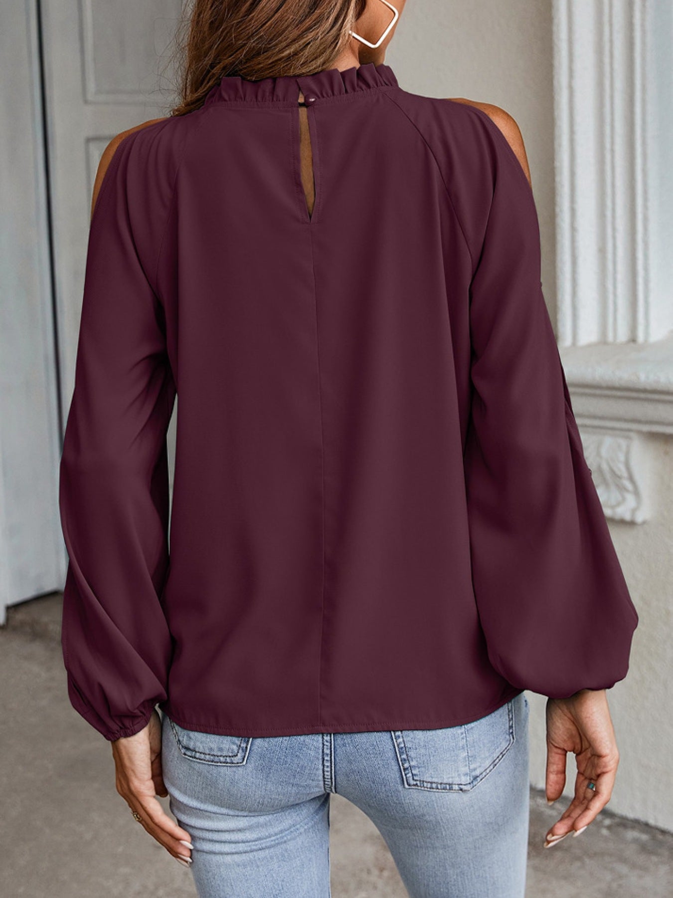 Blusa con volantes en el cuello y hombros descubiertos
