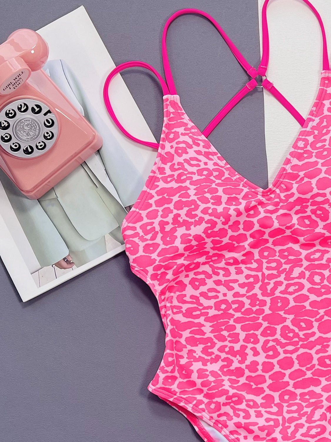 Traje de baño de una pieza con tirantes finos y estampado de leopardo