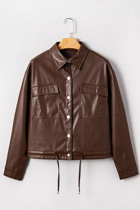Chaqueta de cuero con bolsillos de doble solapa y bajo con cordón color café achicoria