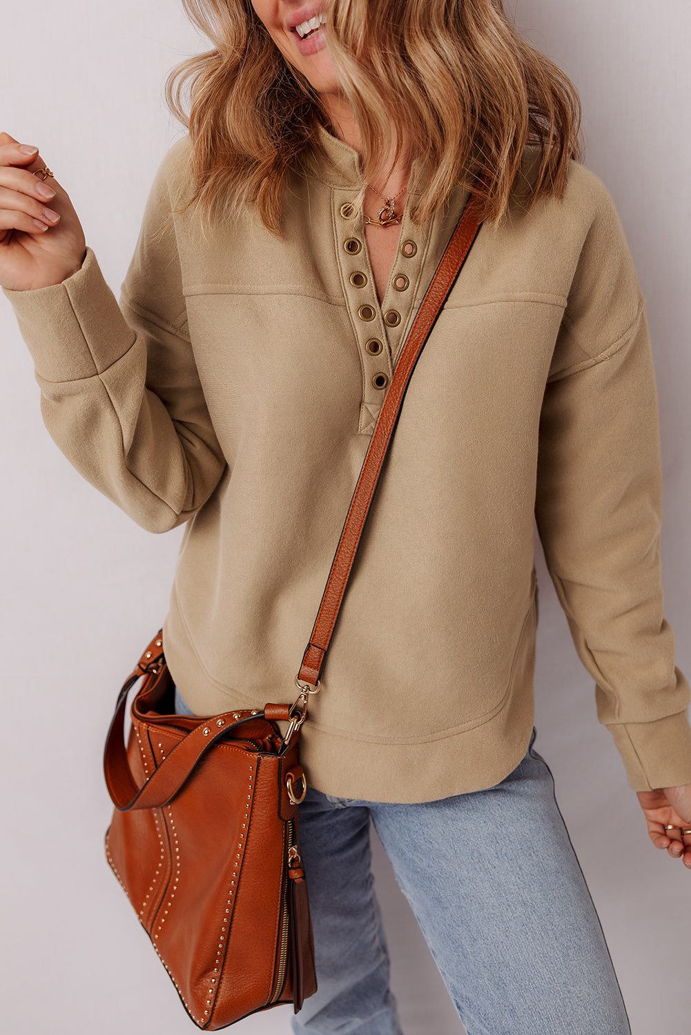 Sudadera con cuello de pico, detalles de ojales y color beige francés claro