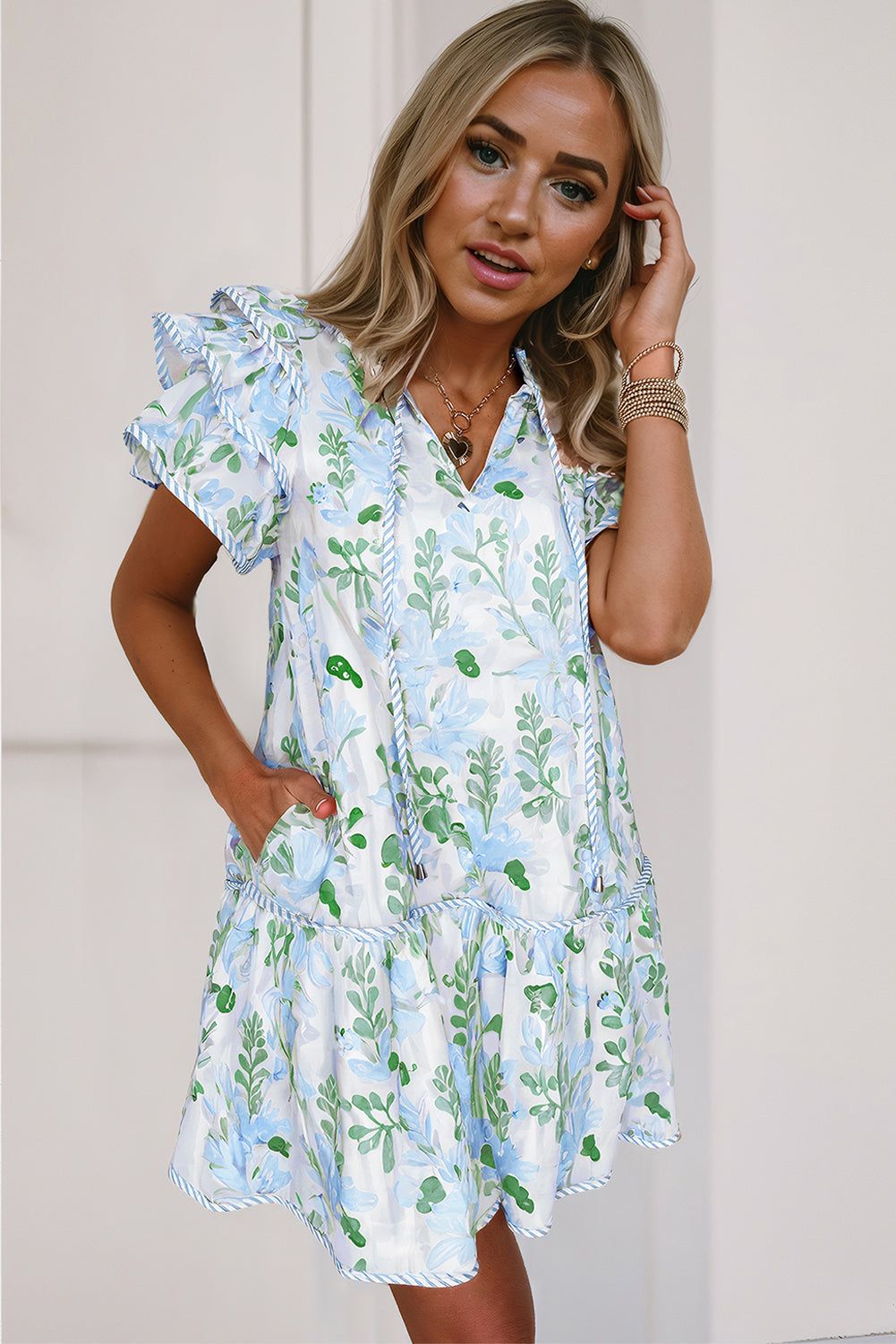 Minivestido de manga corta con capas y ribete en contraste floral azul cielo