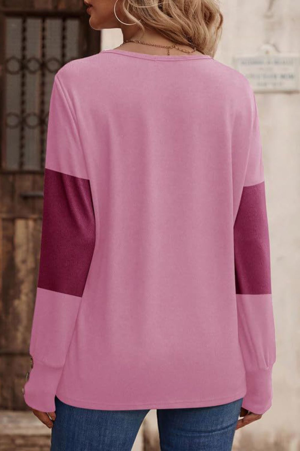 Camiseta de Manga Larga con Cuello de Pico en Contraste y Botones Decorativos