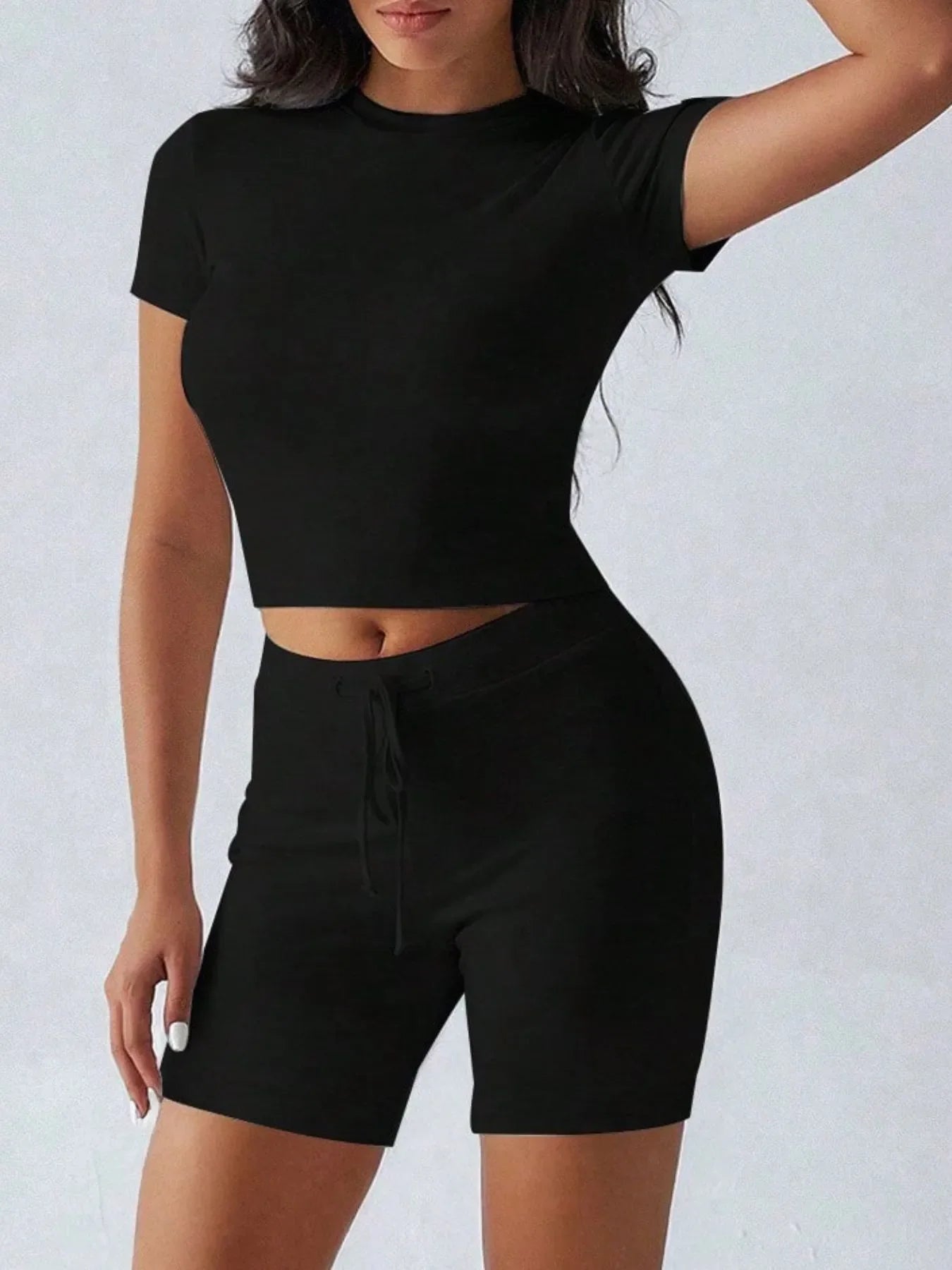 Conjunto de top de manga corta con cuello redondo y shorts