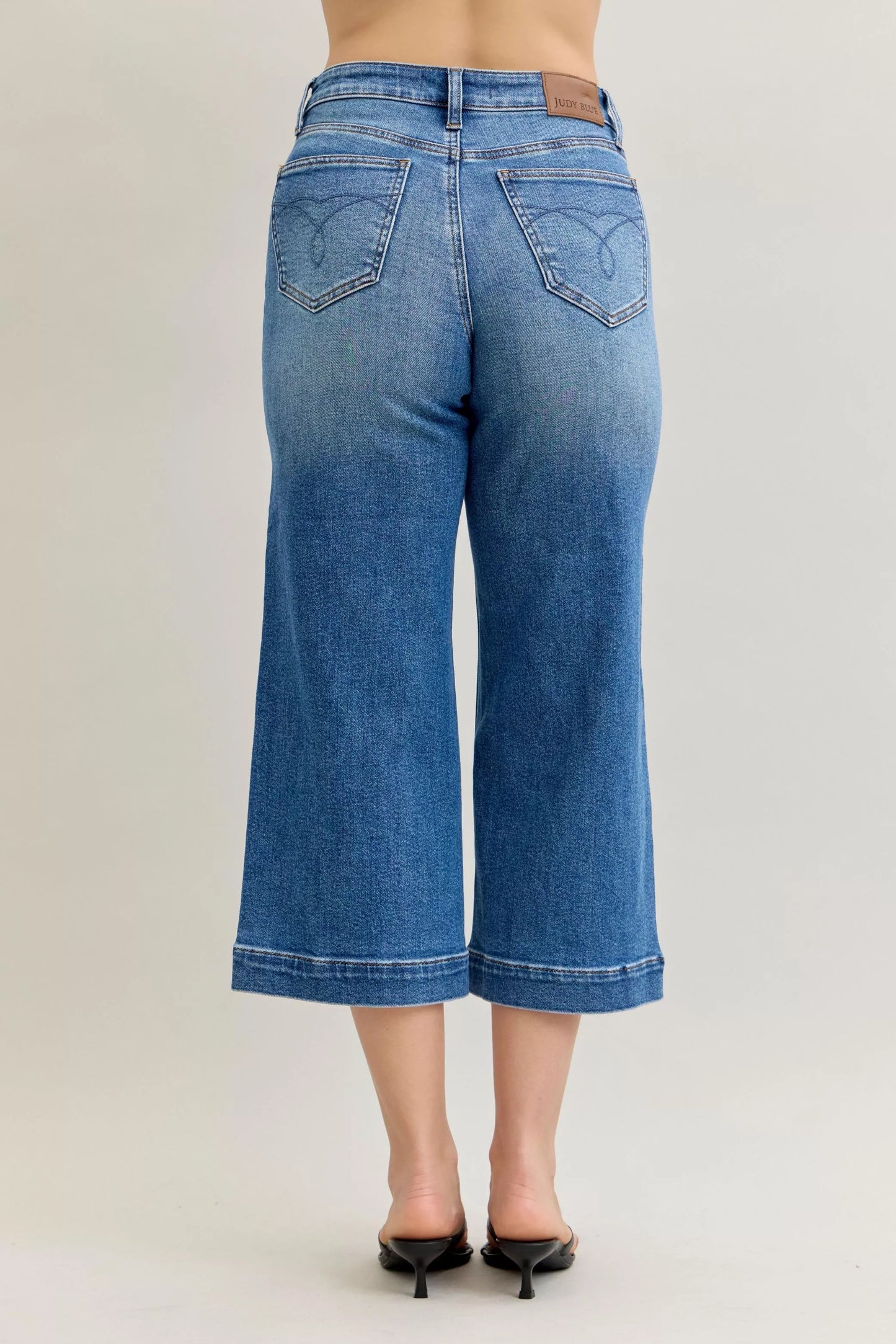 Jeans anchos cortos de tiro medio Judy Blue
