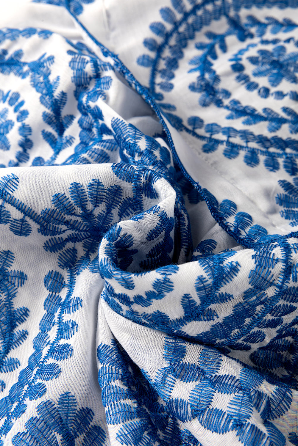 Blusa azul con estampado bohemio, manga con volantes y cuello redondo