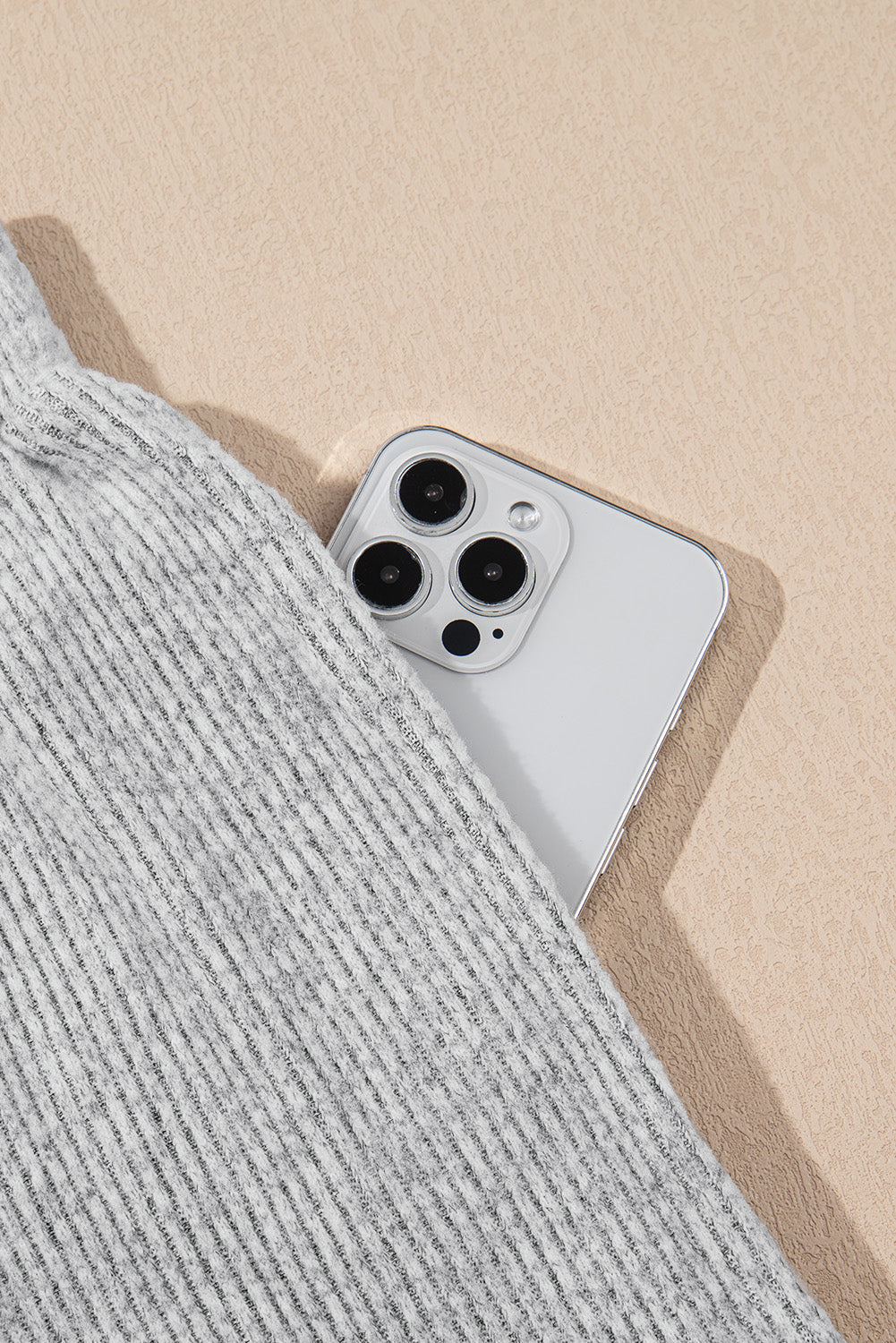 Conjunto de salón de 3 piezas en canalé gris claro: top corto, shorts a juego y cárdigan