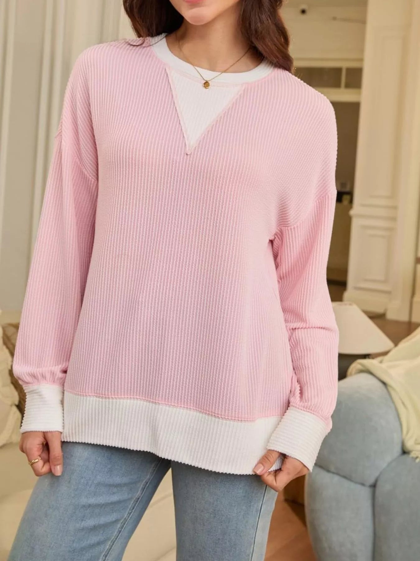 Sudadera de hombros caídos en contraste