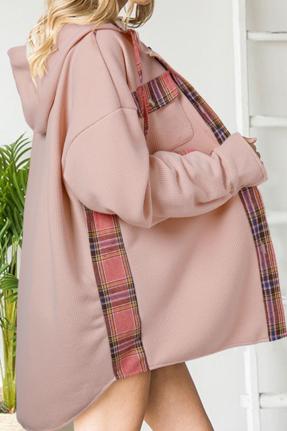 Chaqueta tipo camisa con capucha y cordón, patchwork de cuadros y tejido de gofre