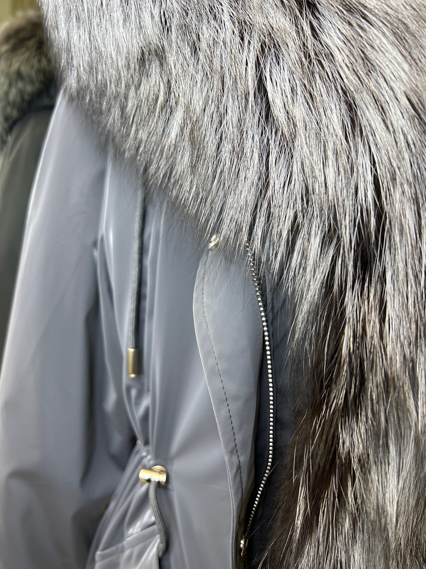 Parka Forrada con Capucha de Zorro Plateado Genuino y Aislamiento de Conejo