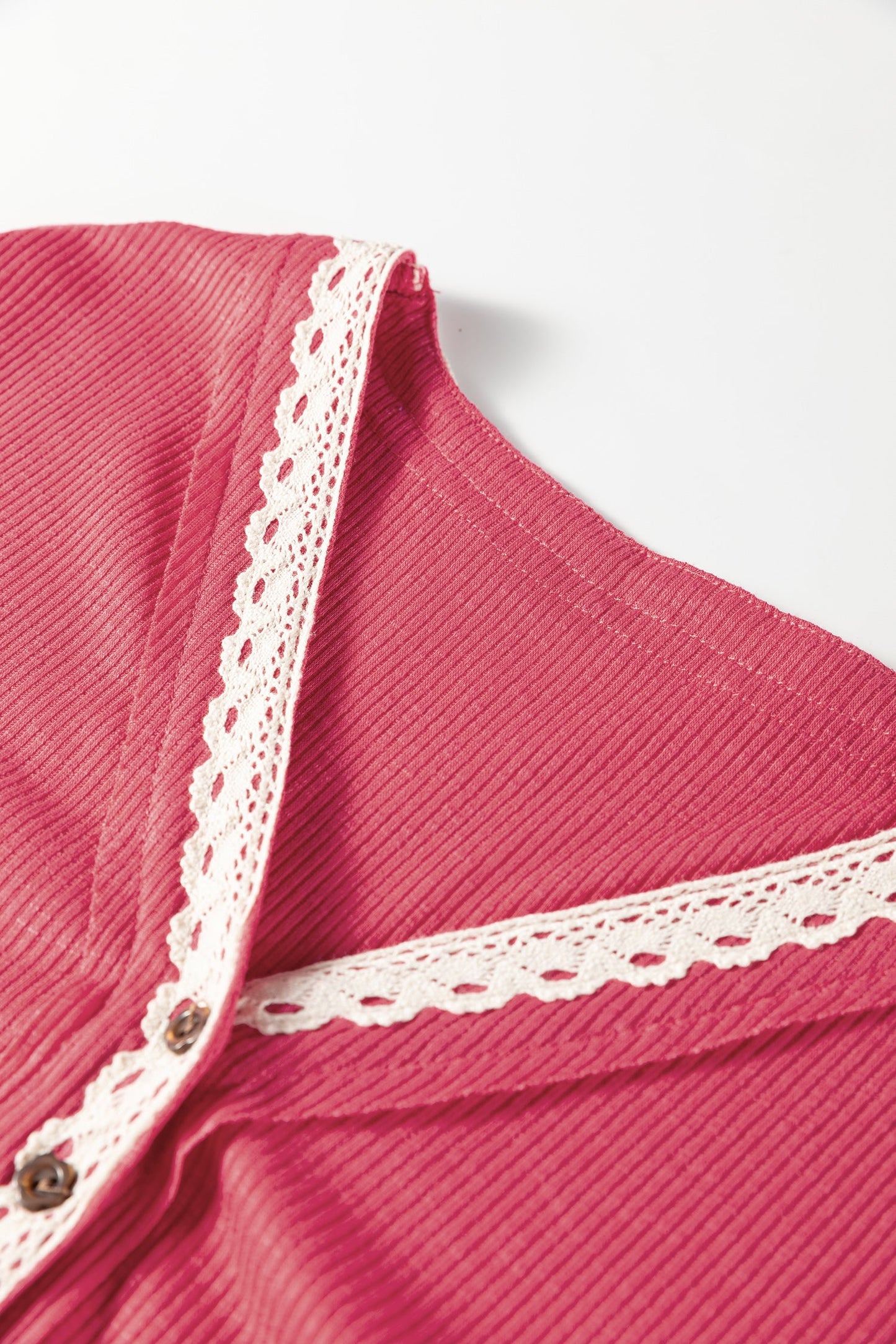 Top de manga larga con cuello de pico abotonado, textura acanalada roja de carreras y ribete de encaje en contraste