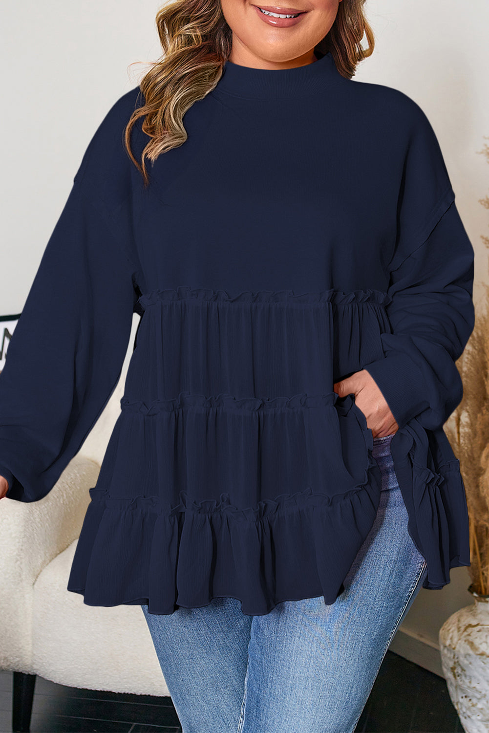 Top de talla grande azul marino con cuello redondo acanalado y volantes escalonados