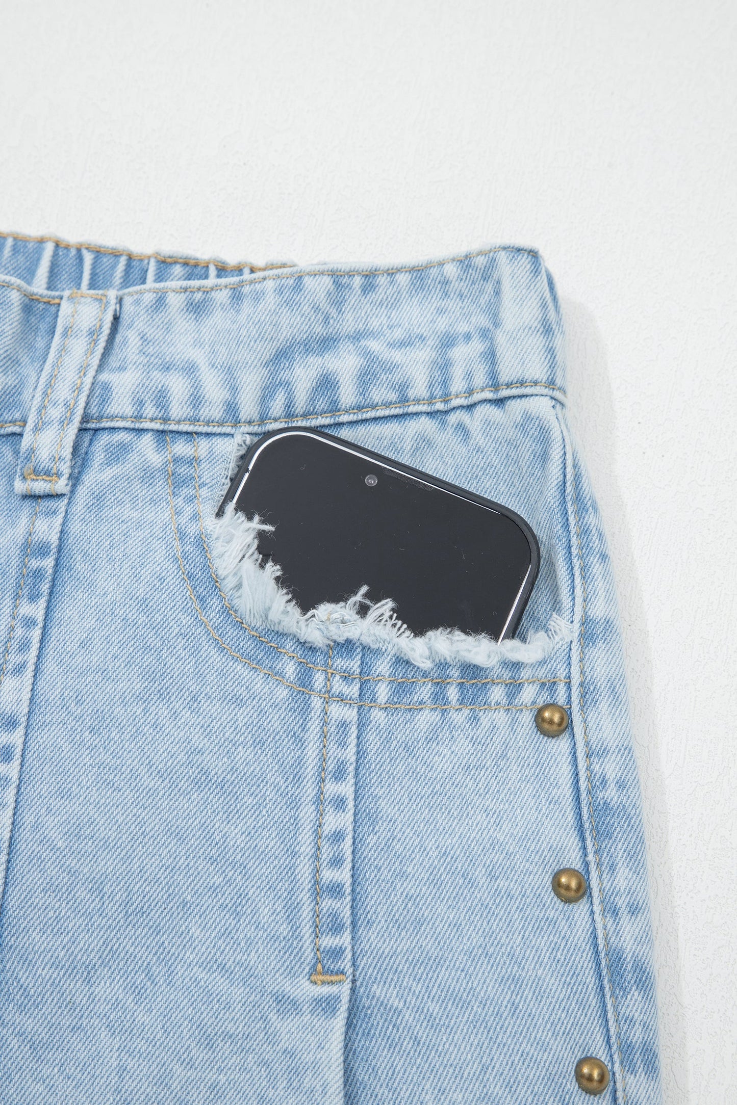 Jeans anchos Beau Blue con aberturas laterales, detalles de tachuelas y bajos deshilachados