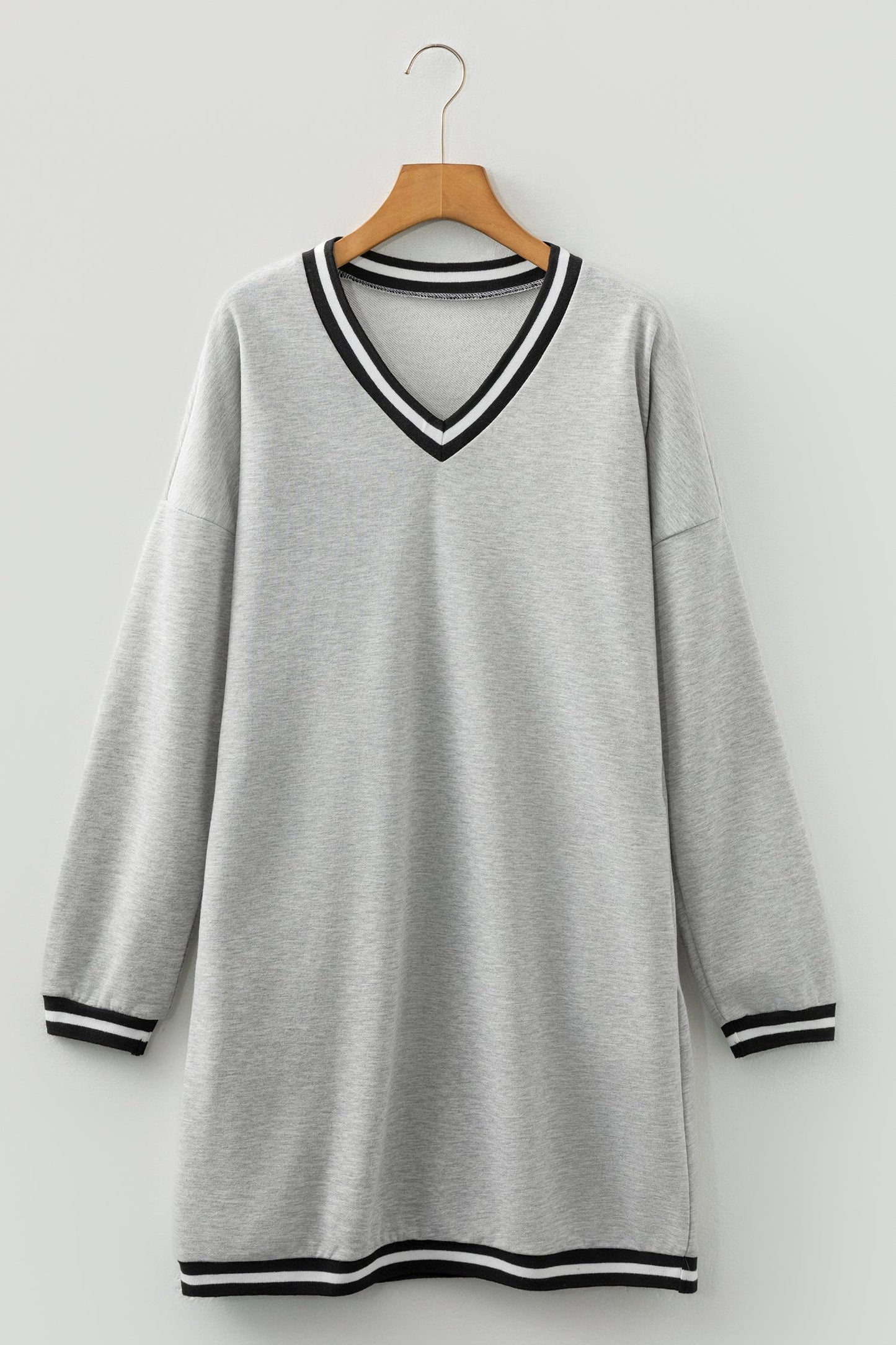Vestido Camiseta Preppy de Manga Larga con Cuello en V y Ribete Rayado Gris Claro