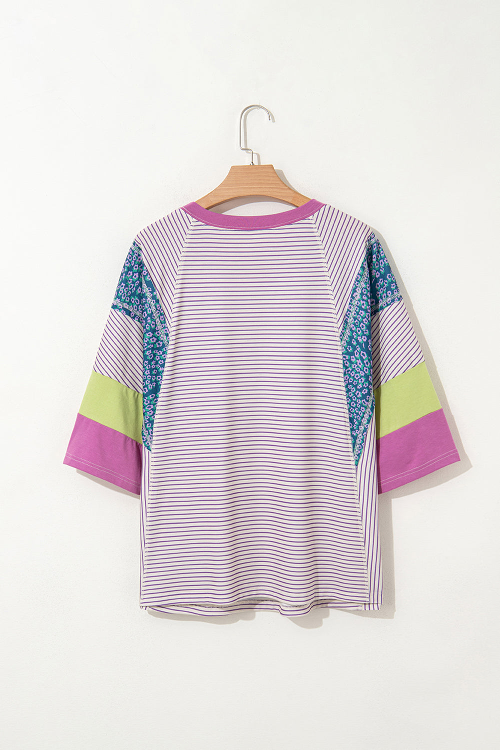 Blusa de manga tres cuartos con bloques de color florales a rayas moradas y parches con bordes sin rematar
