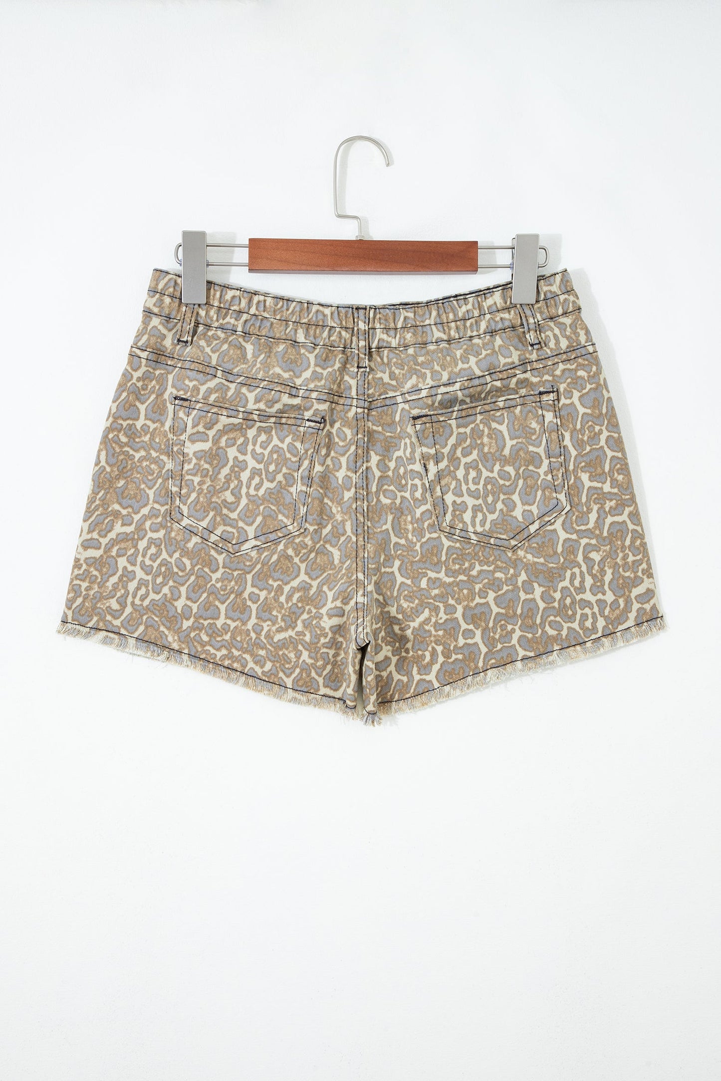 Pantalones cortos de mezclilla caqui con estampado de leopardo y borde sin rematar