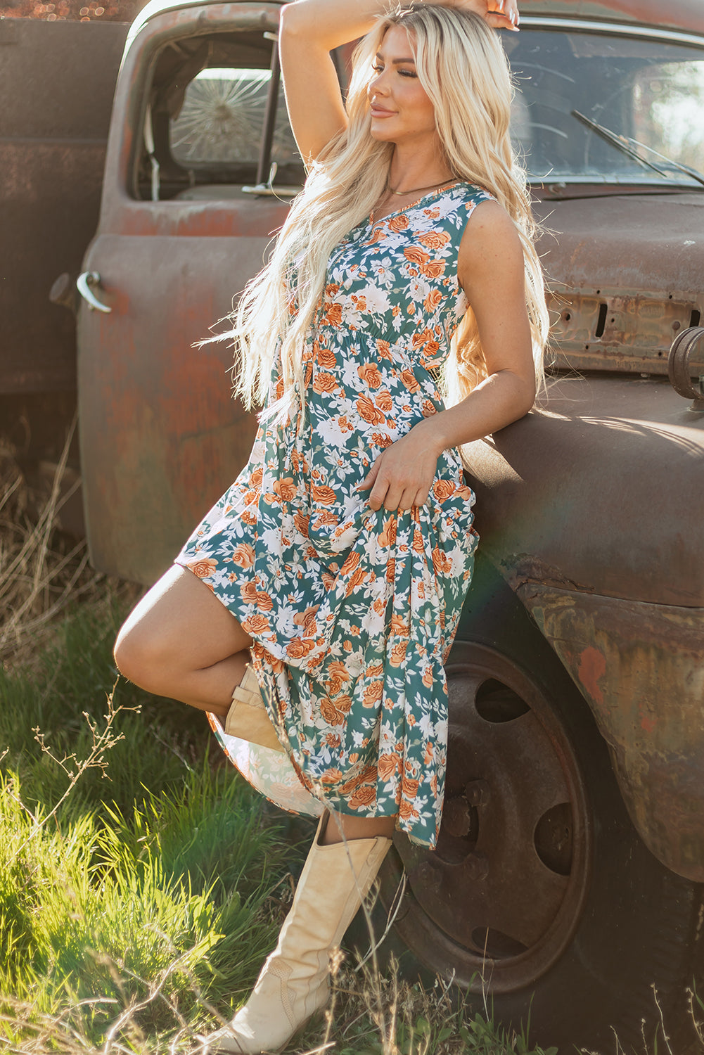 Vestido largo de fiesta sin mangas con cuello de pico, ajuste en la cintura con lazo y estampado floral verde