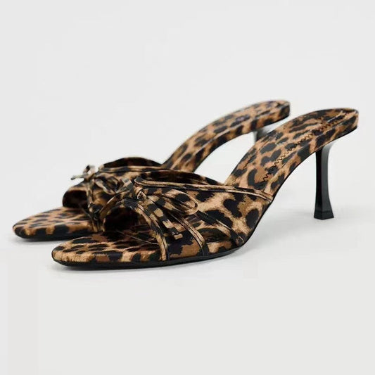 Sandalias de tacón bajo con lazo y estampado de leopardo