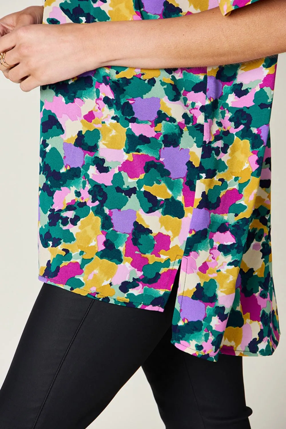 Blusa de cuello V estampada de talla completa con manga corta y abertura lateral Double Take